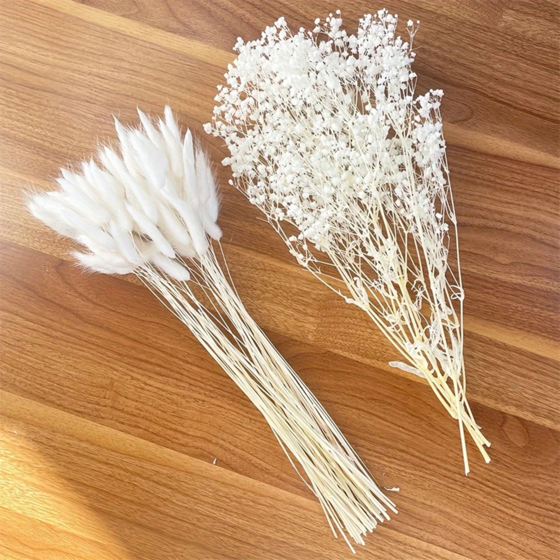 Weißer Boho Trockenblumenstrauß mit Lagurus und Schleierkraut