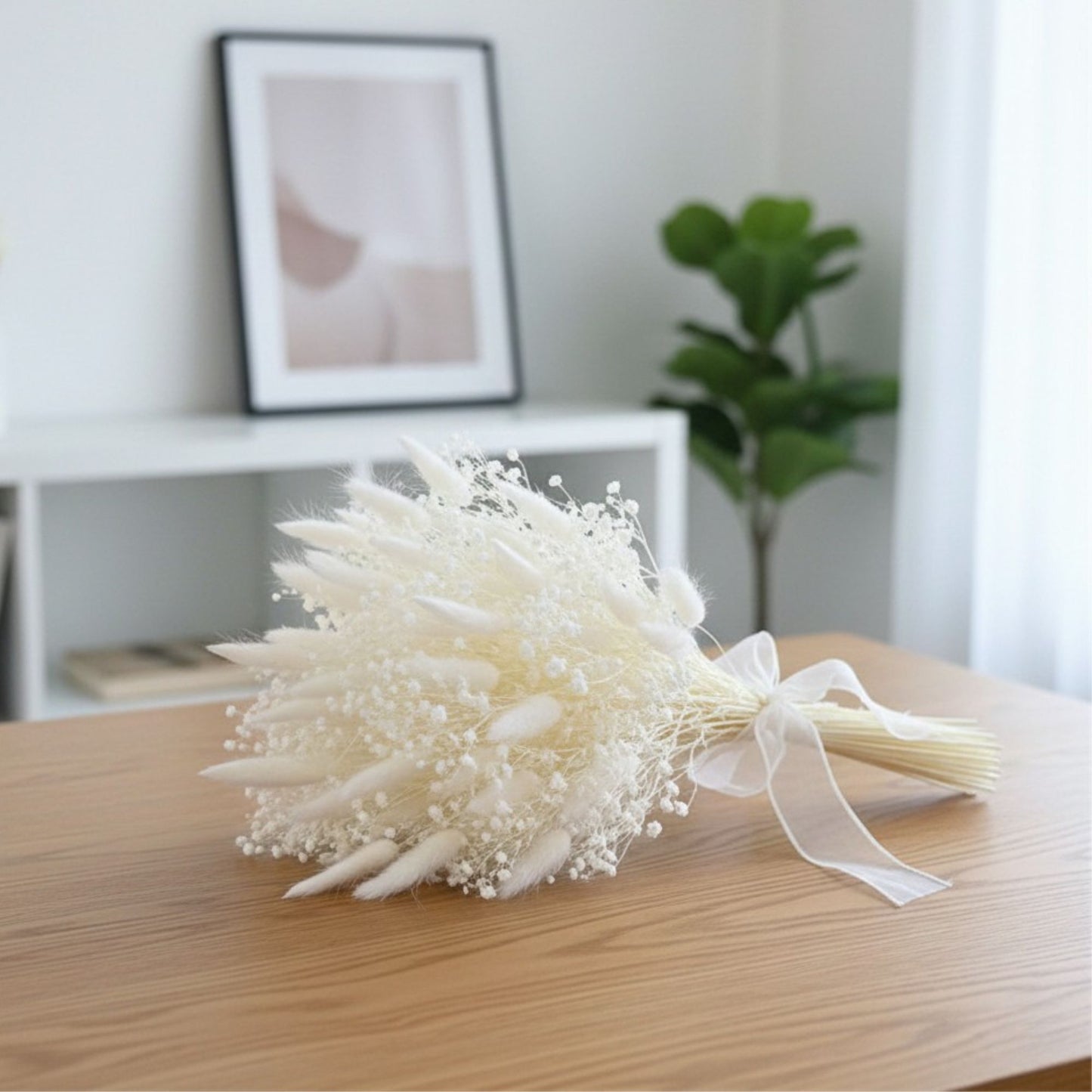 Weißer Boho Trockenblumenstrauß mit Lagurus und Schleierkraut