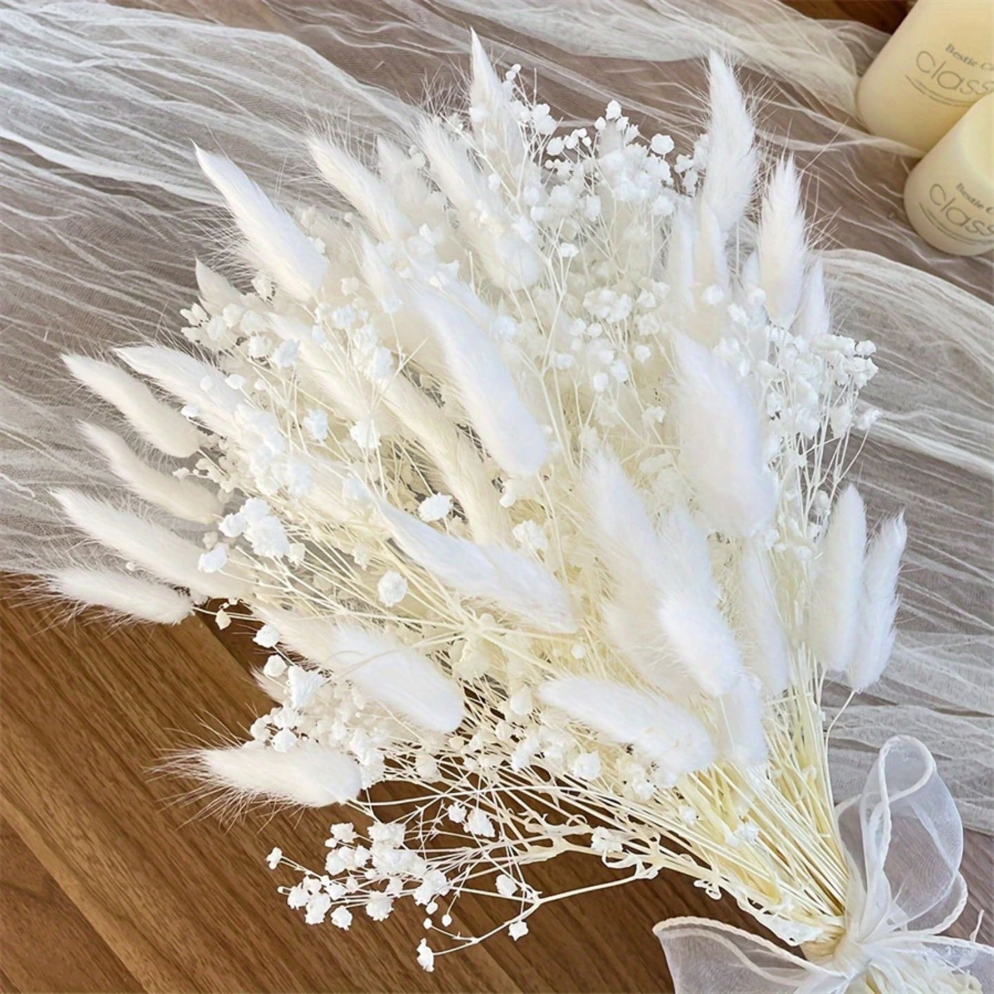 Weißer Boho Trockenblumenstrauß mit Lagurus und Schleierkraut