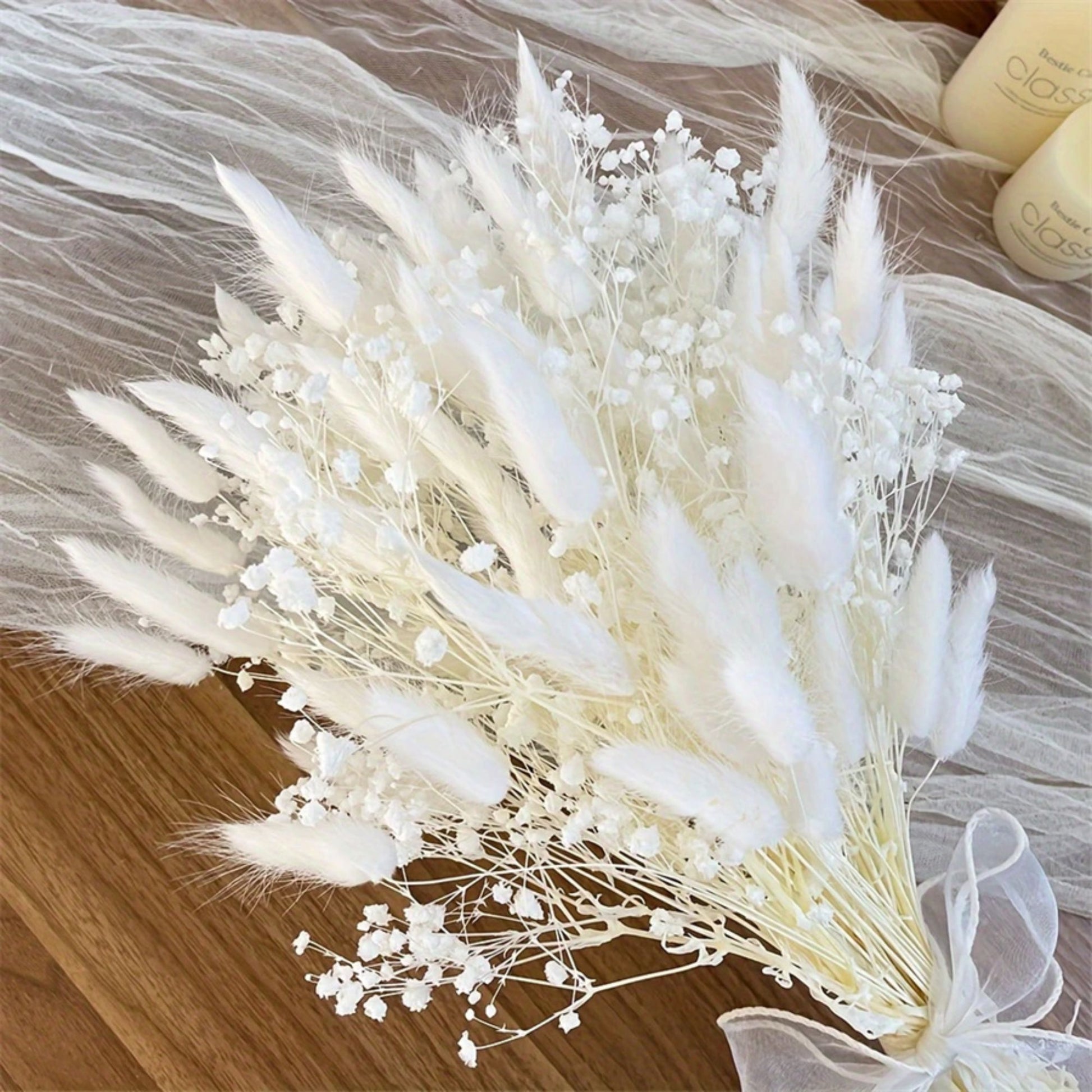 Weißer Boho Trockenblumenstrauß mit Lagurus und Schleierkraut